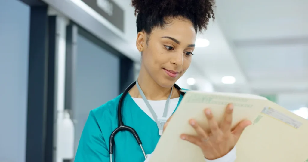 Professionnel de santé préparant ses documents