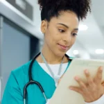 Professionnel de santé préparant ses documents